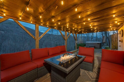 Stunning Mtn Views Hottub Movie Theater Game Room