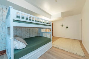 House | 6 bedrooms, Internet - Stunning Mtn Views Hottub Movie Theater Game Room (Black Mountain)