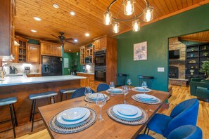 House | 6 bedrooms, Internet - Stunning Mtn Views Hottub Movie Theater Game Room (Black Mountain)