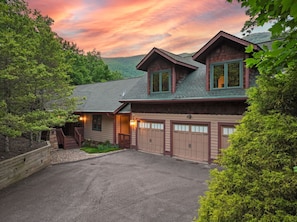 House | 6 bedrooms, Internet - Stunning Mtn Views Hottub Movie Theater Game Room (Black Mountain)
