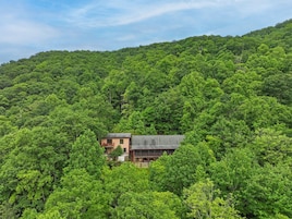 House | 6 bedrooms, high-speed internet