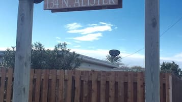 Un letrero de madera que dice 'SPANISH Village' y '134 N. Alister'.