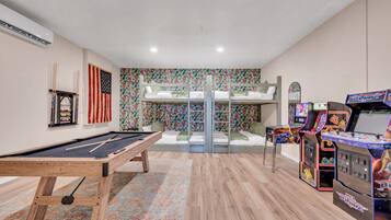 House | 5 bedrooms, high-speed internet