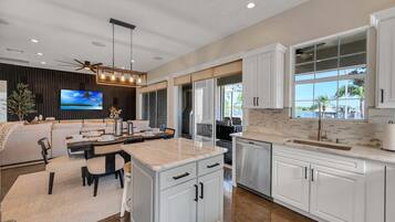 House | 5 bedrooms, high-speed internet
