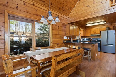 MTN Views Hot Tub Fire Pit Pool Table Games
