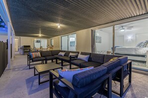 Ein modernes Wohnzimmer mit einer Eckcouch, einem Couchtisch und einem Kamin.
