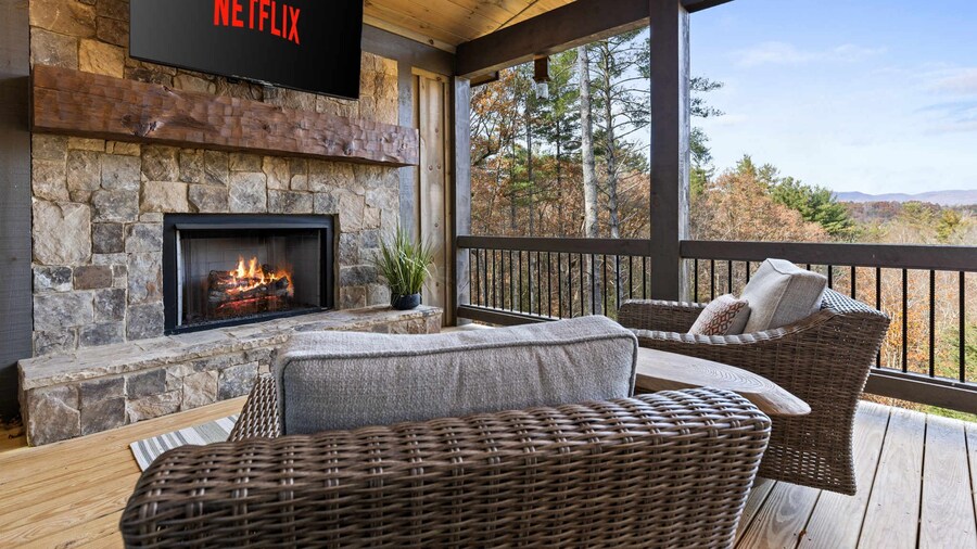 2-level Deck - Stunning Views - Hot Tub - Fire Pit
