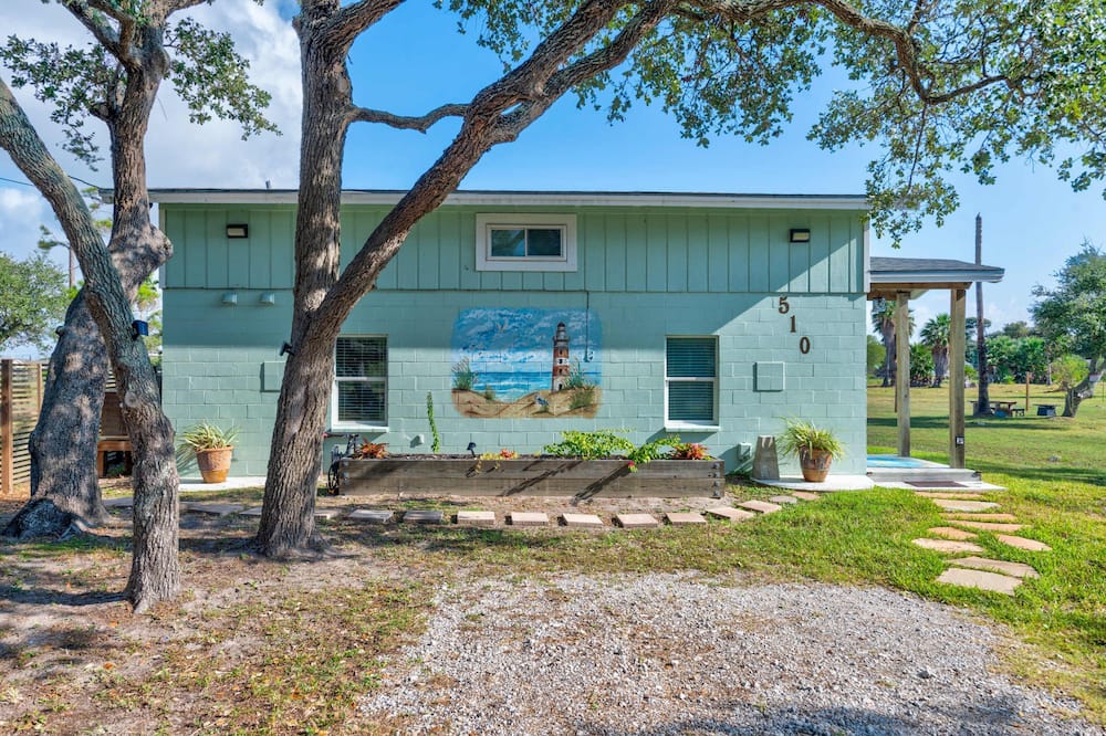 Cozy Private Retreat Hot Tub BBQ Grill Yard - Rockport, TX