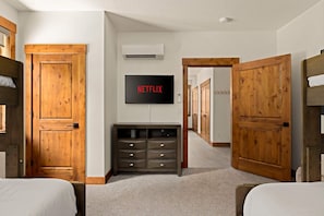 House | 7 bilik tidur, Internet 