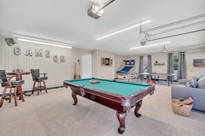Taula de bitlles en una sala amb una destelladora i una taula de billar.
