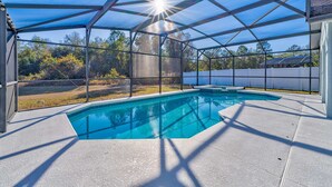 Piscina ao ar livre coberta, com vista clara para a paisagem ao redor.