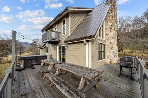 Cozy Family Getaway w Games Hot Tub Fire Pit