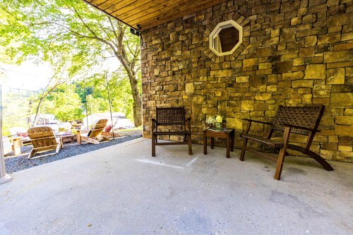 Cozy Family Getaway w Games Hot Tub Fire Pit