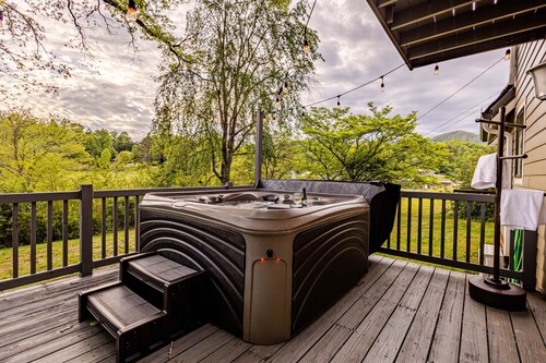 Cozy Family Getaway w Games Hot Tub Fire Pit