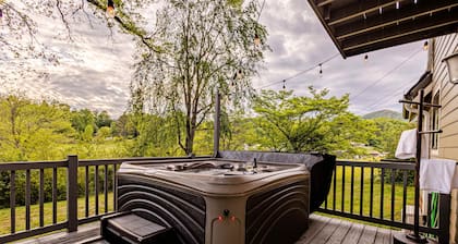 Cozy Family Getaway w Games Hot Tub Fire Pit