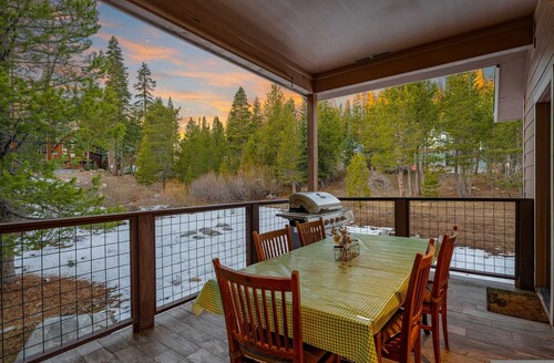 Mountain Retreat Canoe Fireplace Views