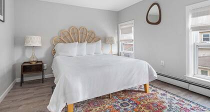 Top Floor Loft 3BR w Skylights Spa Walkable
