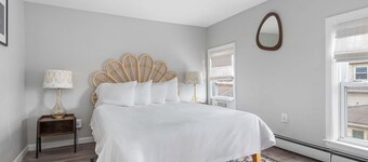 Top Floor Loft 3BR w Skylights Spa Walkable