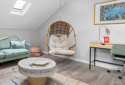 Top Floor Loft 3BR w Skylights Spa Walkable
