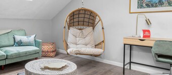 Top Floor Loft 3BR w Skylights Spa Walkable