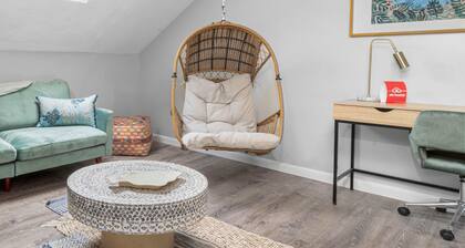 Top Floor Loft 3BR w Skylights Spa Walkable