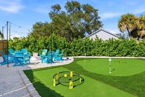 Ein Golfplatz mit Putting Green, Bunkersand und Abschlagbox.