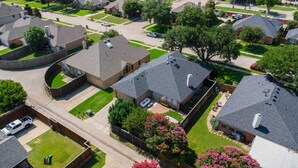 A residential area with houses, lawns, and a clear sky. - 4 Themed Rooms 11 Min to Universal Kids (Frisco)