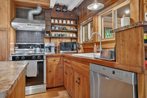 4 Br Sleeps 8 - Kayaks - Fire Pit - Dog Friendly
