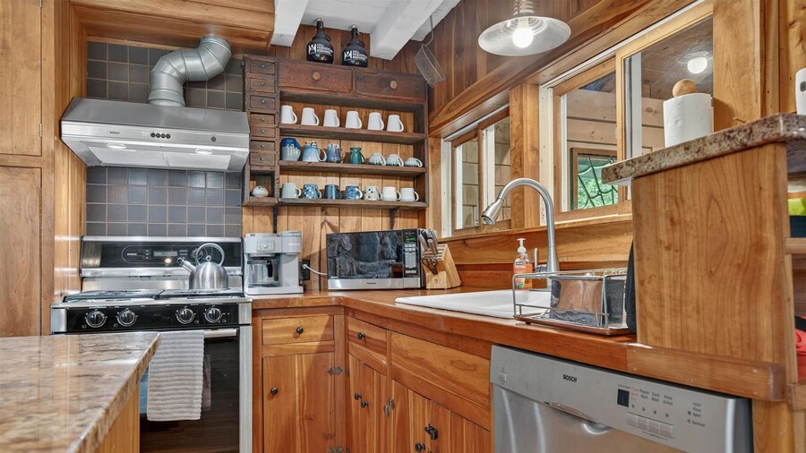 4 Br Sleeps 8 - Kayaks - Fire Pit - Dog Friendly