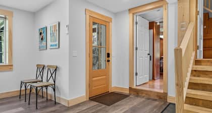 4 Br Sleeps 8 - Kayaks - Fire Pit - Dog Friendly