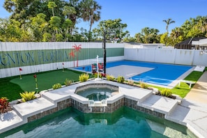 Ein Garten mit Schwimmbad, Basketballplatz und Tennisplatz.