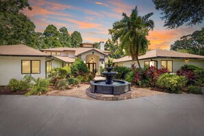 A residential property with a central fountain, multiple houses, and a landscaped garden. - Tampa Oasis Private Pool Sauna Sleeps 14 (Tampa)