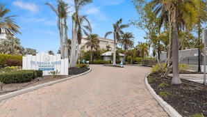 A paved entrance to a hotel with a sign indicating 'ONE PARTICULAR HARBOUR MARGARITAVILLE MARINA WALK'. - Bradenton Retreat-pool Stunning Views More (Bradenton)