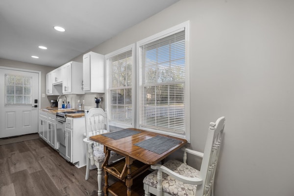 Downtown Kimmswick Studio Newly Renovated - Arnold, MO