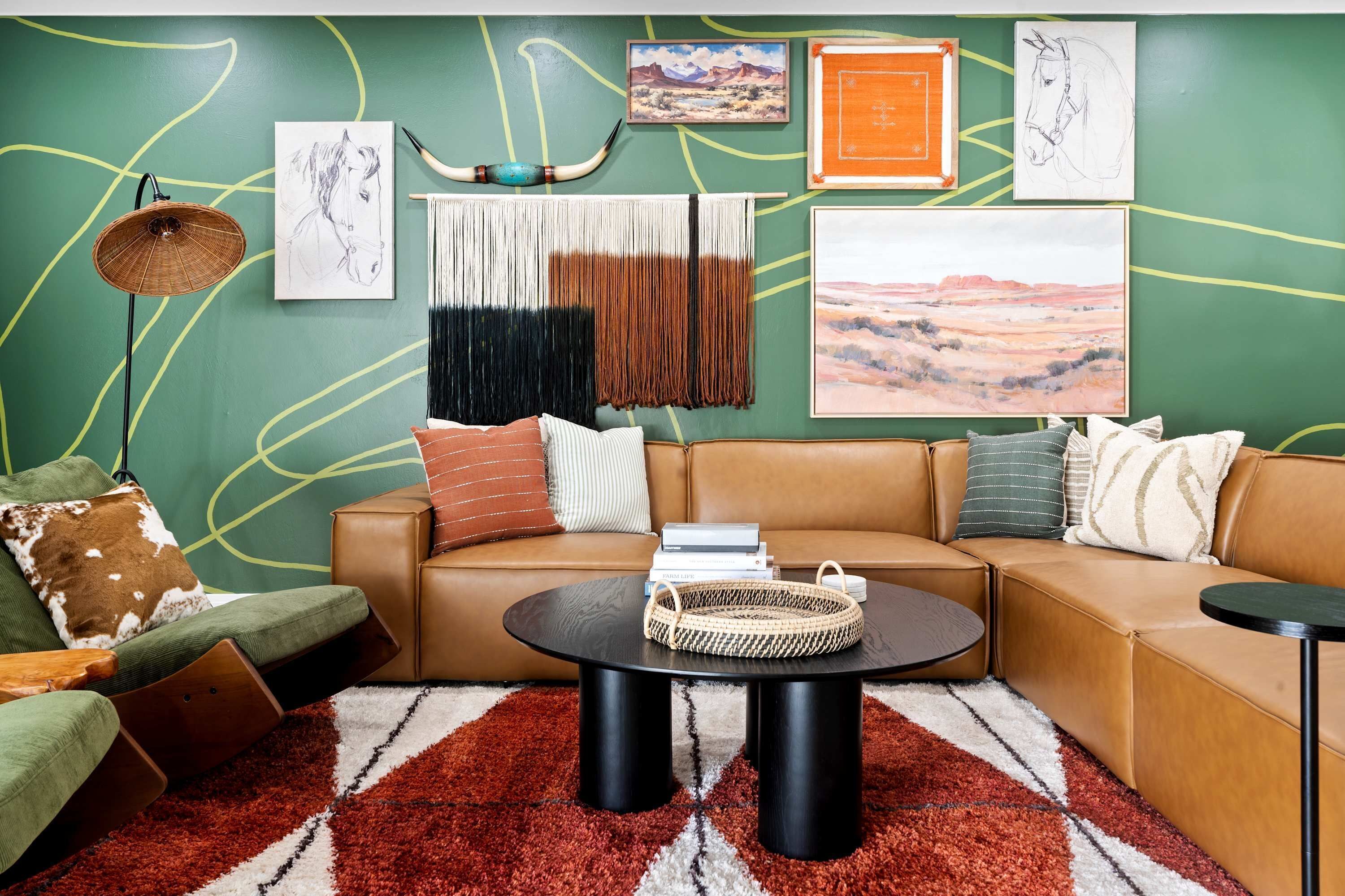 Een moderne woonkamer met een modulaire bank, een ronde salontafel en een tapijt met een patroon.
