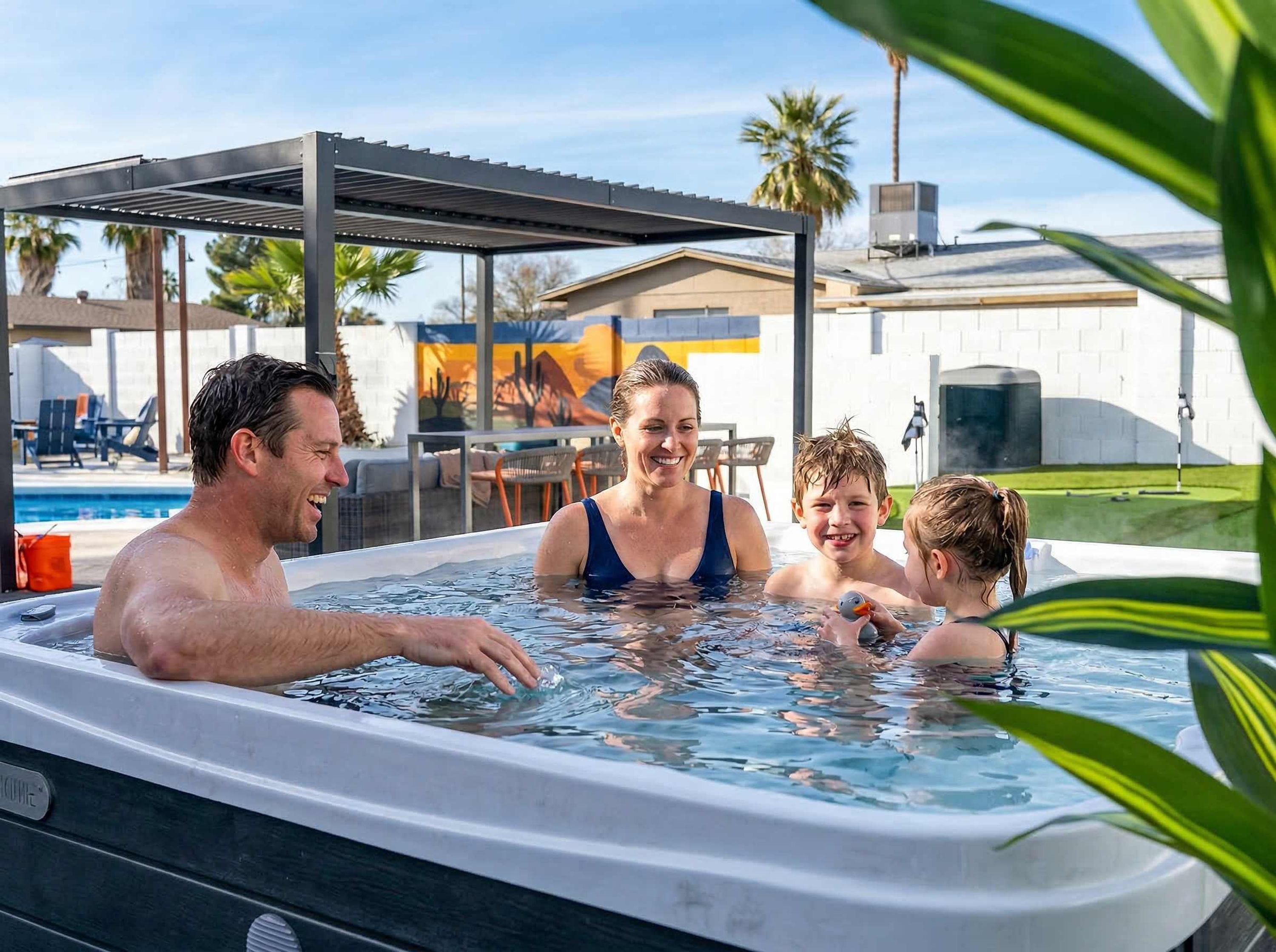 Uma banheira de hidromassagem com quatro pessoas, cercada por um alpendre coberto e uma piscina.