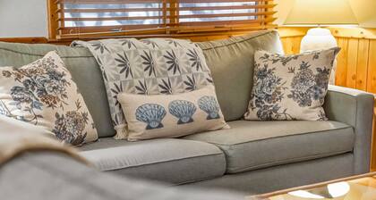 Mins From Beach Outdoor Patio Games Sleeps 9