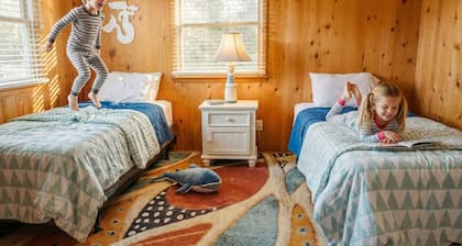 Mins From Beach Outdoor Patio Games Sleeps 9