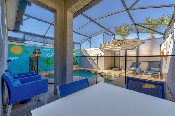 Resort Access Pool Sleeps 10 Themed Rooms - 대븐포트