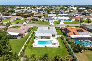 A residential area with houses, a swimming pool, and solar panels. - Minutes to AMI Pool Game Room Sleeps 11 (Bradenton)