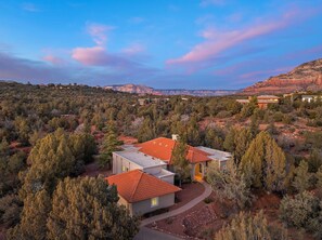 A residential area with multiple houses surrounded by trees and a mountainous backdrop. - NEW Heated Pool Outdoor Fun Hottub Games More (Sedona)
