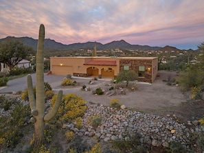 Una casa de estilo desértico con garaje, patio y vistas a las montañas.