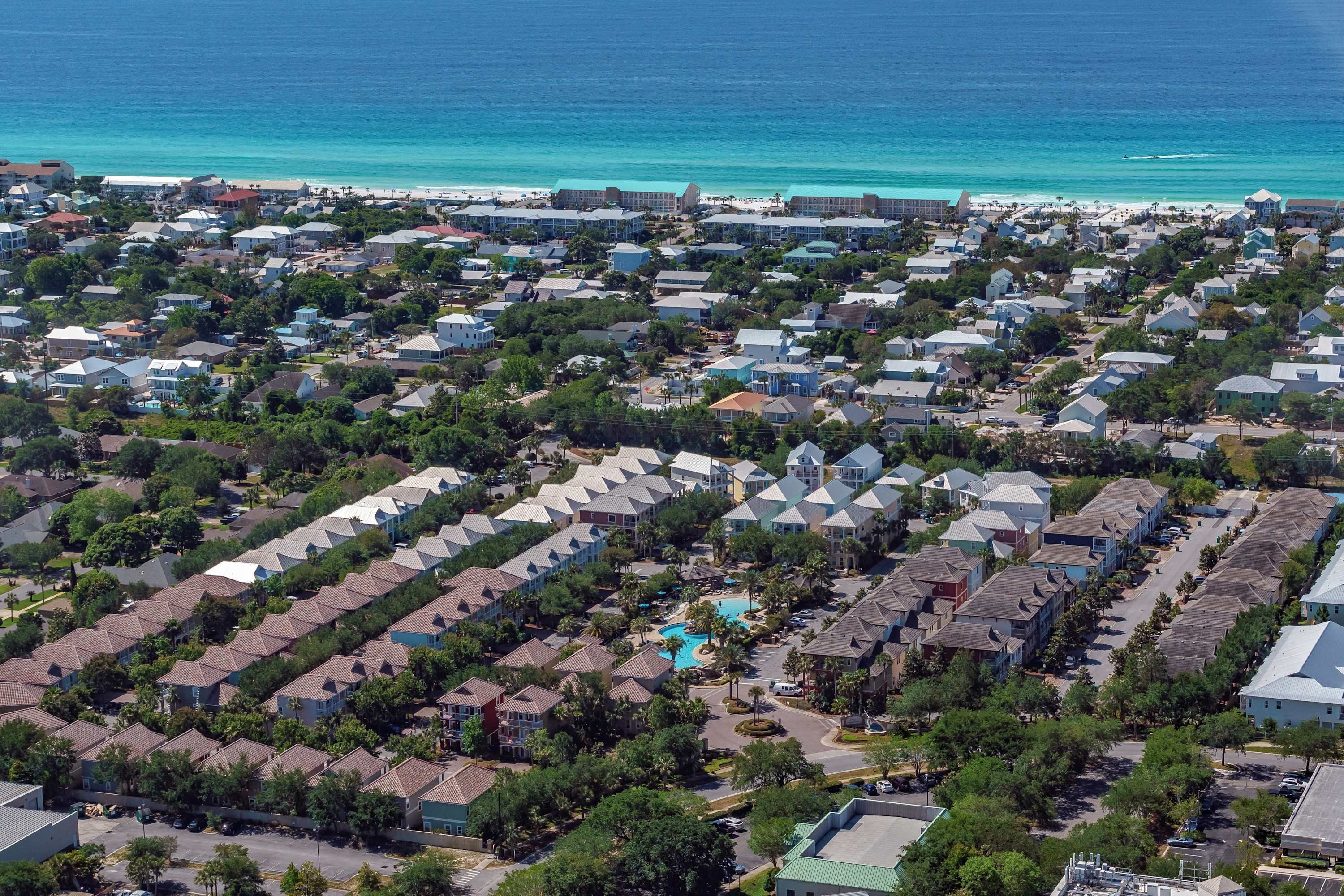Un quartier résidentiel doté d’une piscine centrale, entourée de maisons.