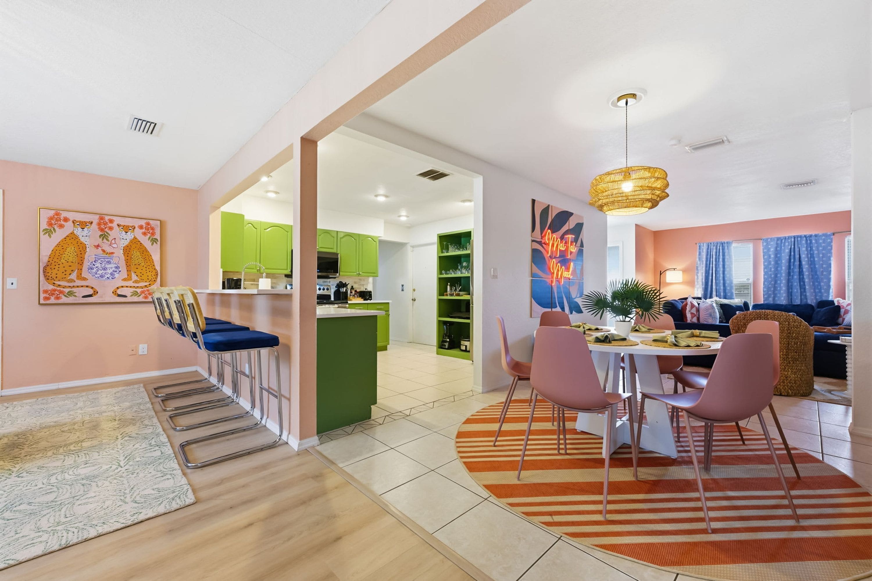 Un espacio moderno de sala con comedor, cocina y un juego de sofás.