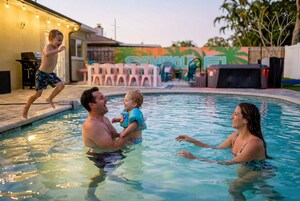 Una piscina con una familia.