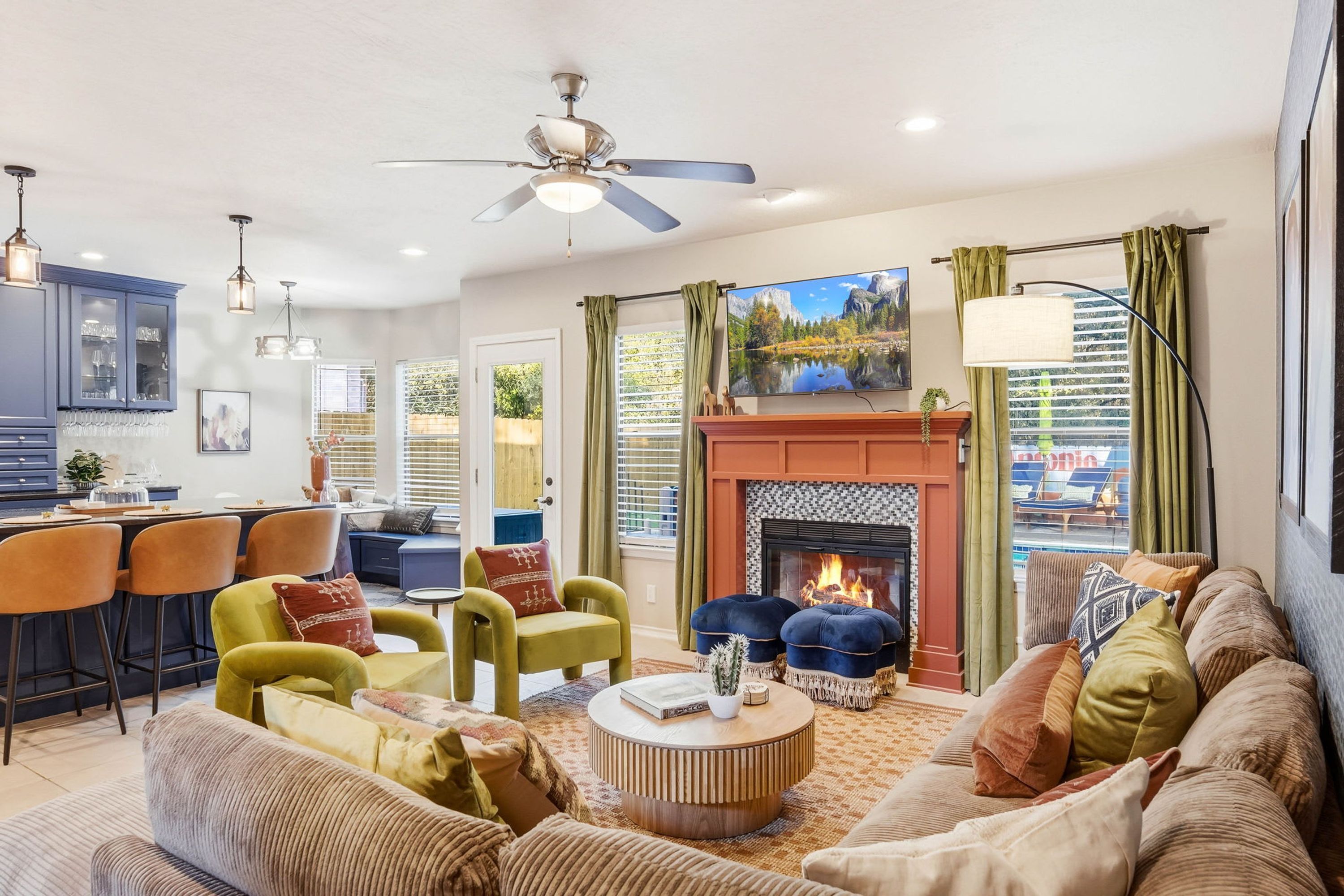 Una sala de estar moderna con chimenea, asientos cómodos y un televisor.