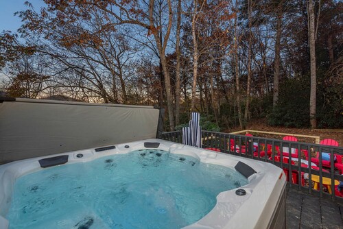 Expansive Deck Sleeps 16 Hot Tub Game Room