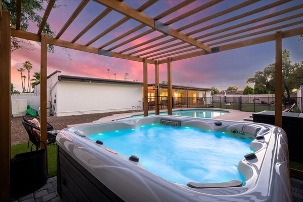 A hot tub under a wooden pergola with a sunset view. - The Sunkiss Pickleball Heated Pool Hot Tub (Scottsdale)