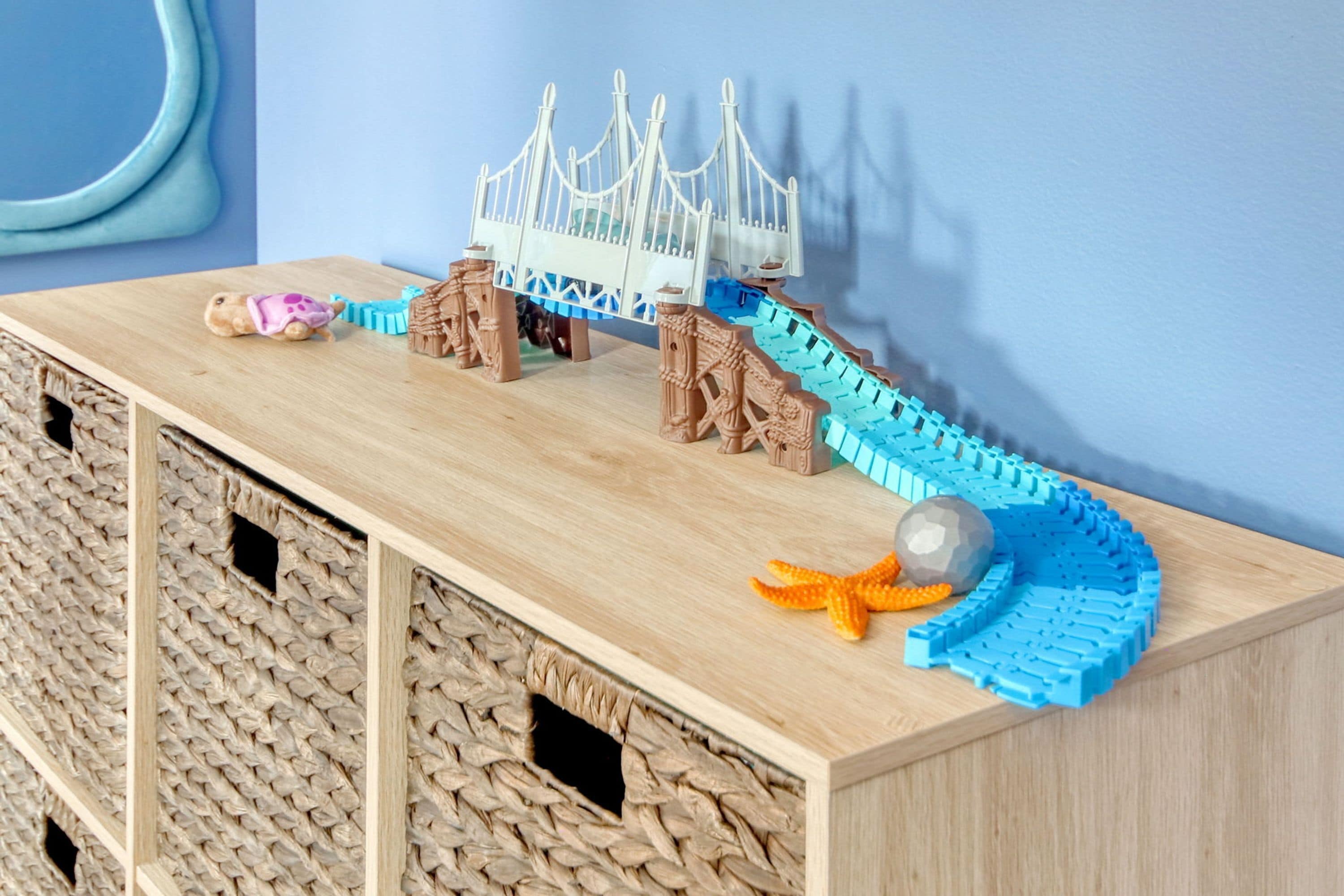 Eine Holzspielanlage mit Brücke, Tunneln und einer Rutsche.