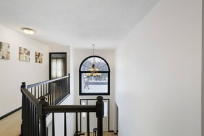 Eine Treppe mit schwarzer Geländer zu einer Aussichtsplattform.